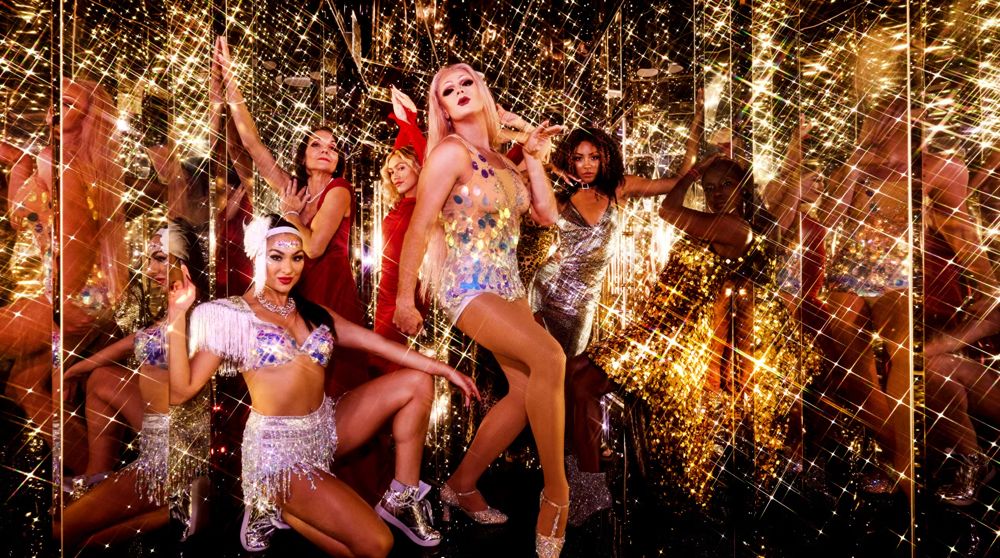 Drag and dance show in the mirror room